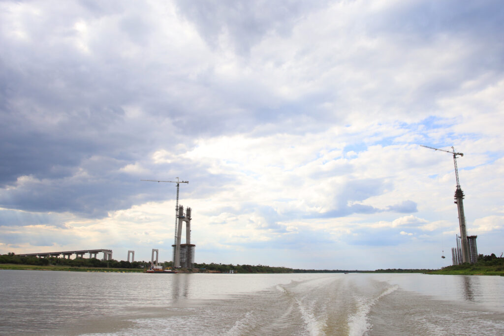 Ponte em construção  conectando comunidades ao longo da Rota Bioceânica.